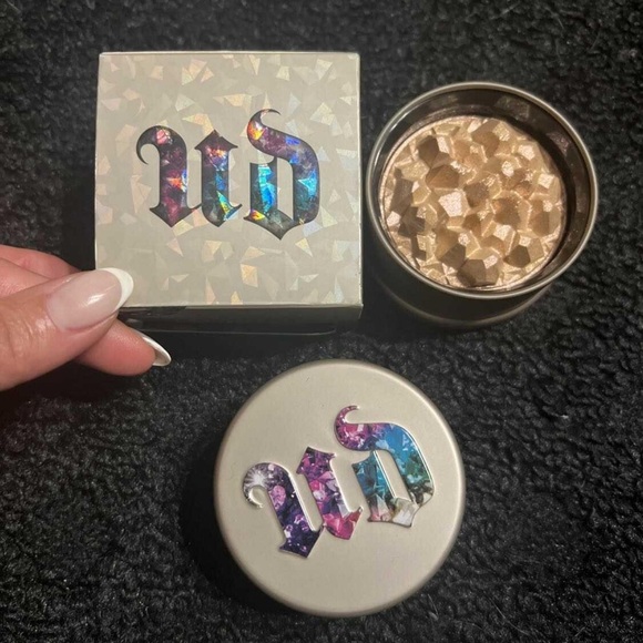 Urban Decay Radiant Gold Illuminator - Picture 1 of 3
